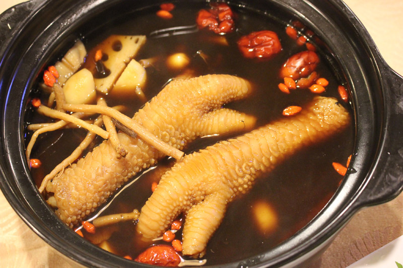Chân gà Đông Tảo hầm thuốc Bcắ được gọi là món ăn vảy rồng dành cho vua chúa - Ảnh minh họa