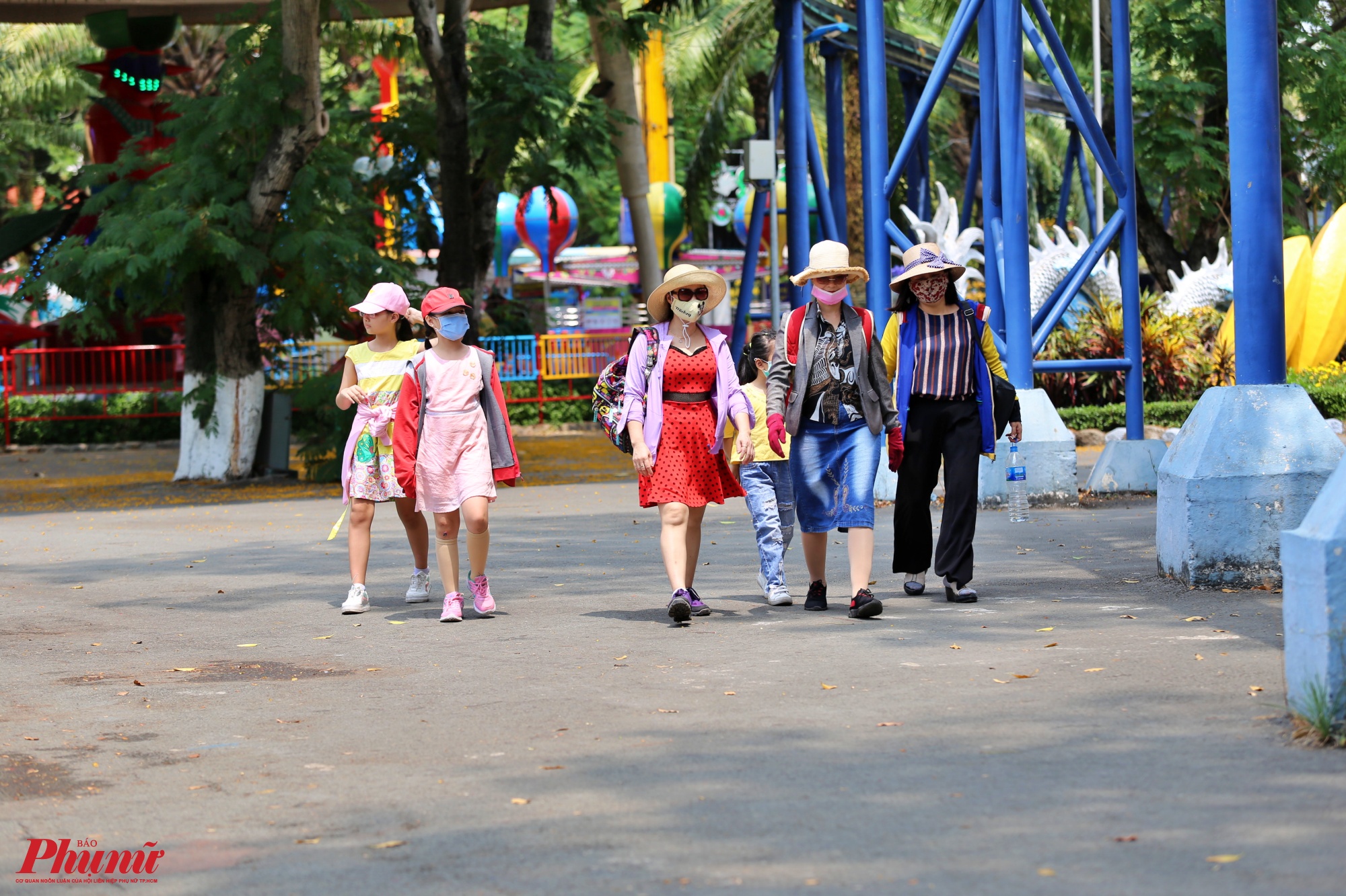 Trong khi đó, tại công viên văn hóa Đầm Sen, theo ghi nhận của phóng viên vẫn có khách đến tham quan vui chơi tại đây, tuy nhiên lượng khách cũng giảm so với thời điểm trước dịch. Trong ảnh nhiều phụ huynh bịt kín khẩu trang cho trẻ em khi tới đây.
