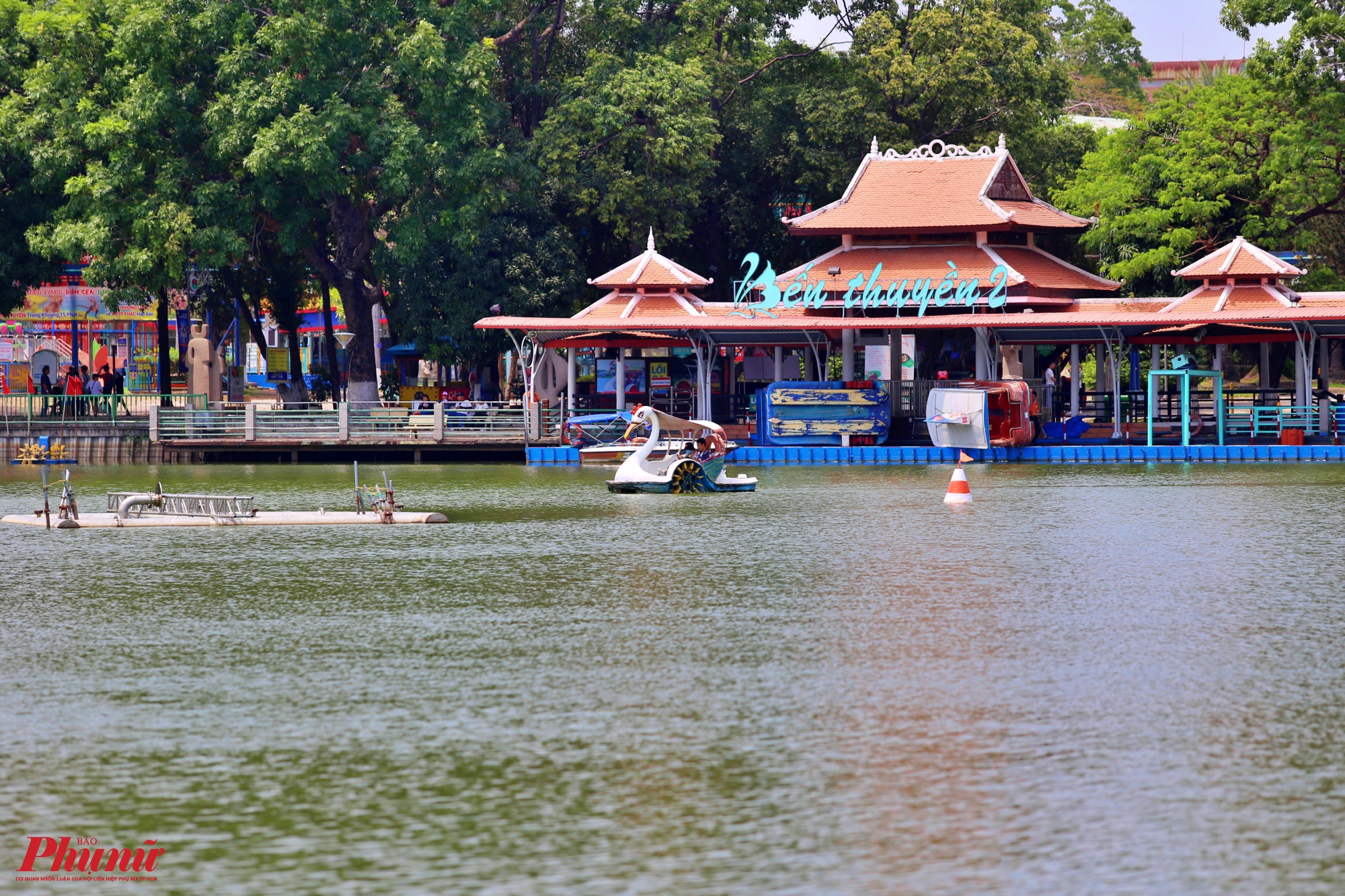 Khu vực đạp vịt trong khu hồ Đầm Sen cũng lát đát một vài khách vui chơi