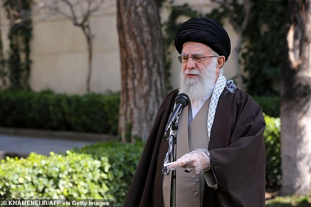 Nhà lãnh đạo tối cao của Iran Ayatollah Ali Khamenei đã nói rằng vi-rút corona 'không phải là vấn đề lớn' mặc dù số người chết của nước này đã lên tới 77.