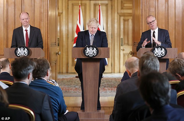 Giám đốc y tế Anh Chris Whitty (trái, cùng với Thủ tướng Anh Boris Johnson và Cố vấn khoa học Patrick Vallance) hôm 3/3 cho biết ông dự đoán số người nhiễm COVID-19 sẽ thấp hơn rất nhiều so với kịch bản tồi tệ nhất, với 8 trong số 10 người có thể mắc bệnh.