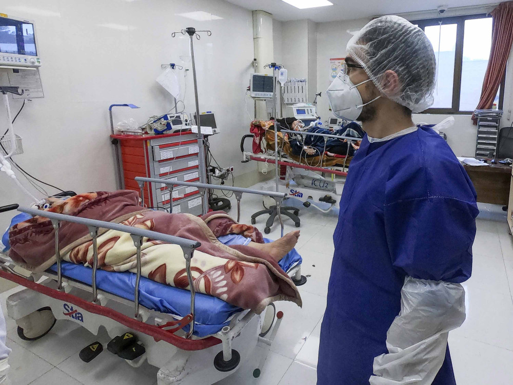 Bệnh dịch COVID-19 lan nhanh khiến một số bệnh viện tại Iran không đủ giường cung cấp cho bệnh nhân
