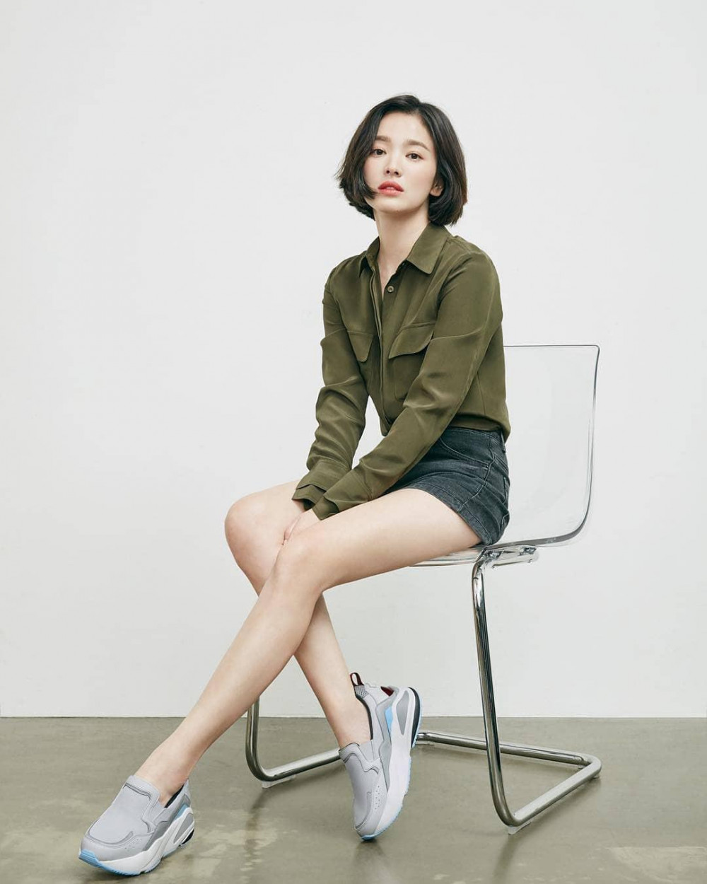 Song Hye Kyo thường chọn những bộ váy có chiều dài trên gối, có phom dáng chữ A xòe bồng vừa giúp tôn vòng eo lại “kéo dài” đôi chân.