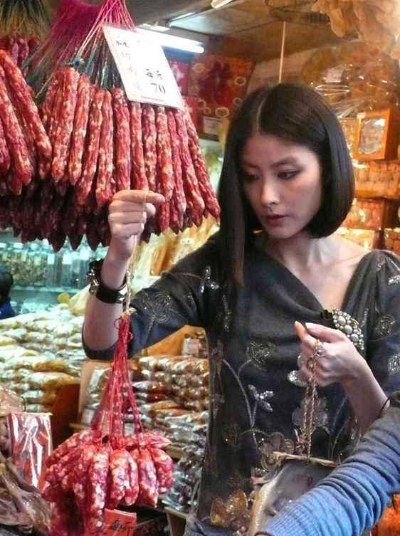 Trần Huệ Lâm đi chợ bình dân để mua thức ăn
