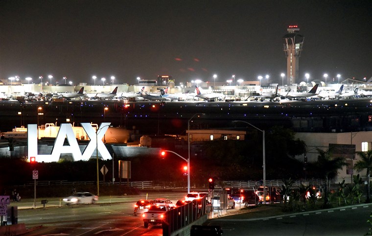 Một nhân viên y tế sàng lọc hành khách tại sân bay quốc tế Los Angeles (California) xét nghiệp dương tính với coronavirus chủng mới (nCoV) - Ảnh: Reuters