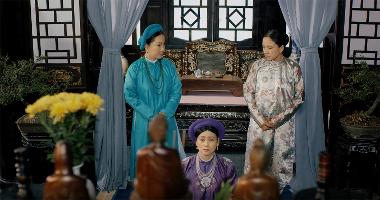 Nghệ sĩ Hồng Đào, NSUT Tuyết Thu và NSUT Ngọc Hiệp trong một cảnh phim Phượng Khấu