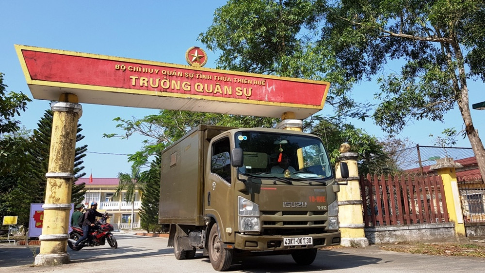 Trường Quân sự tỉnh nơi đang tiến hành việc cách ly 4 người Trung Quốc và 2 tài xế lái xe để chờ kết quả xét nghiệm Covid-19