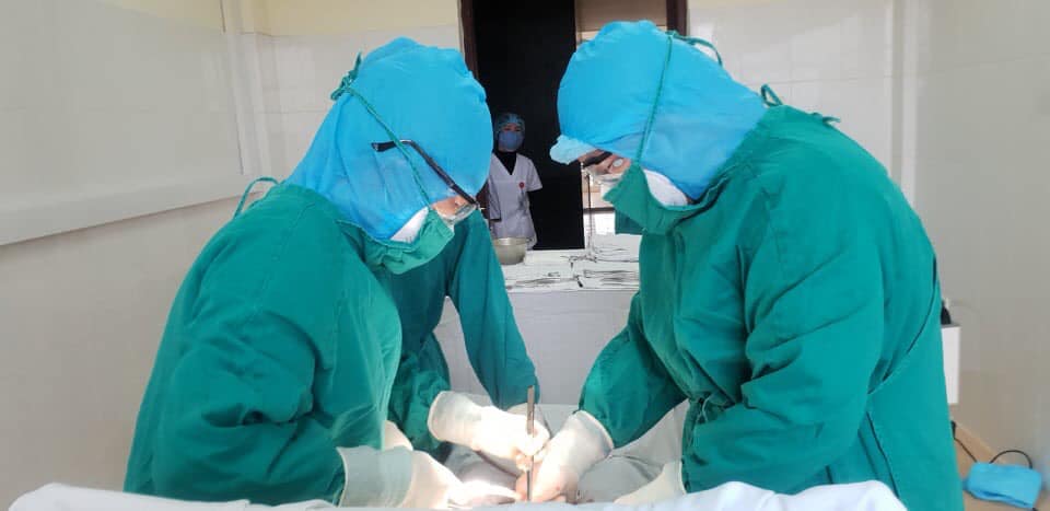 Bác sĩ sản khoa trong trang phục phòng hộ ngừa nhiễm Covid-19, thực hiện mổ đẻ cho sản phụ về từ Hàn Quốc đang được đang cách ly y tế