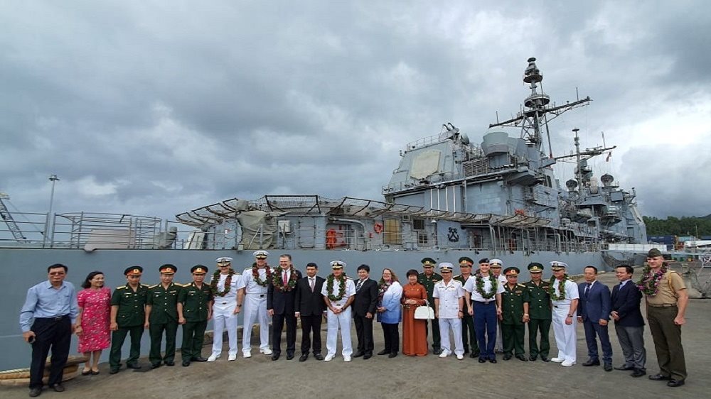 Lễ đón đoàn tàu hải quân Hoa Kỳ tại cảng Tiên Sa  - Ảnh: TNMT