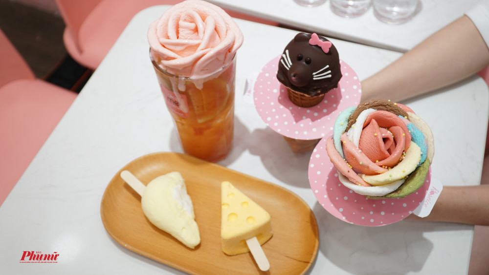 Kem hình thú, kem phô mai, kem sầu riêng, kem hoa hồng là những món được yêu thích tại quán.