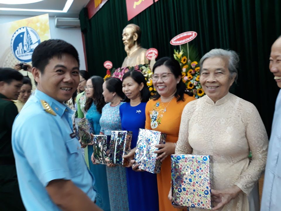 Dịp này, Hội LHPN huyện Bình Chánh trao tặng khoảng 180 phần quà cho các chị em trong đợt kỷ niệm ngày của giới.