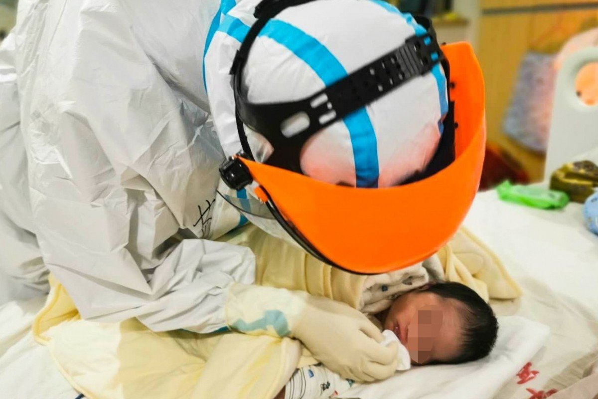 Các bác sĩ một bệnh viện ở tỉnh Hồ Bắc chăm sóc cho một em bé có mẹ bị nhiễm bệnh COVID-19, bé không có bất kỳ dấu hiệu nào của bệnh - Ảnh: Xinhua