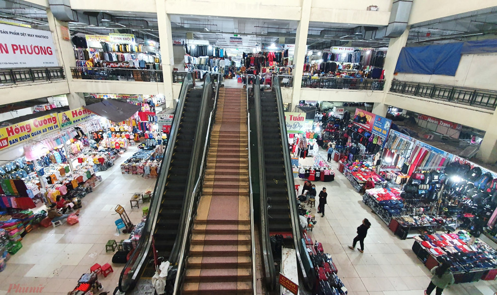 Cảnh thưa thớt người mua ở khu vực trung tâm chợ Vinh