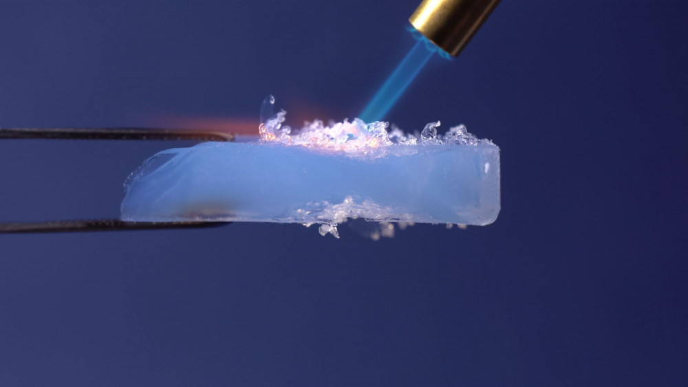Vật liệu aerogel hình thành khi làm bốc hơi cồn trong hỗn hợp gel silica.