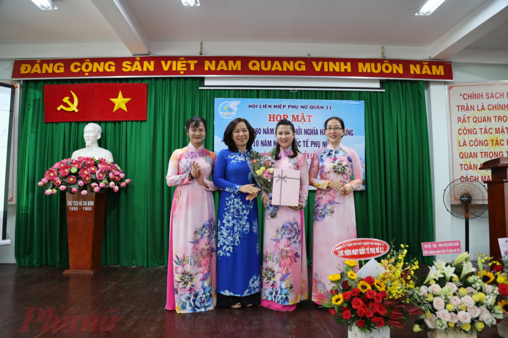 Hội LHPN quận quận 11 nhận được nhiều tình cảm và những bó hoa chúc mừng ngày Quốc tế Phụ nữ 8/3. 