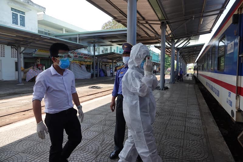 Nhân viên y tế đang tiếp cận toa số 10 tàu SE3 để đưa 4 du khách đi cùng chuyến bay với bệnh nhân Nguyễn Hồng Nhung đi cách ly