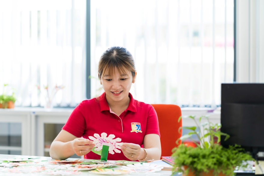 Giáo viên Royal School chuẩn bị công tác chuyên môn để sẵn sàng chào đón học sinh quay trở lại học. Ảnh Royal School