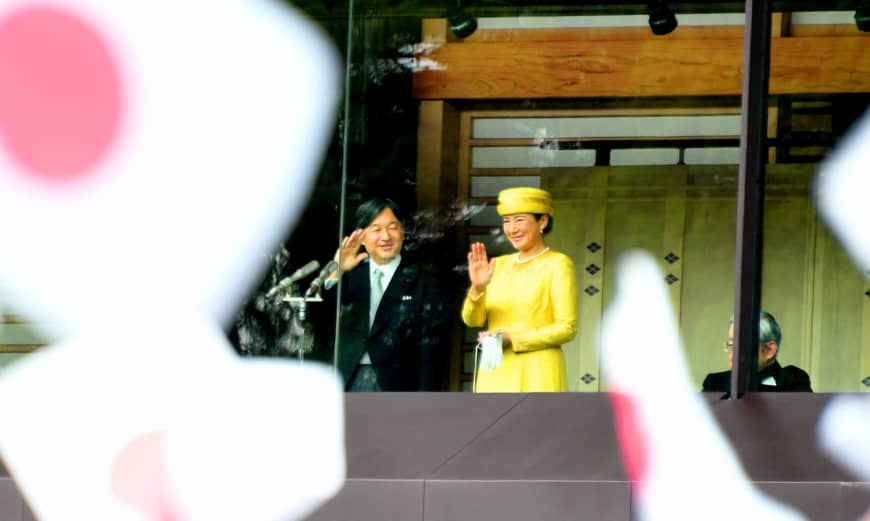 Nhật hoàng Naruhito và Hoàng hậu Masako vẫy chào người dân ở Hoàng cung vào tháng 5/2019. Ảnh: The Japan Times