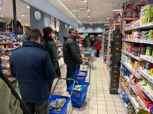 Người dân Milan xếp hàng mua thực phẩm khi các biện pháp phong tỏa đã được công bố - Ảnh: Getty Images