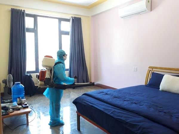 Tiến hành phun thuốc diệt khuẩn nơi Joshua Brian Bratchley tạm trú tại một homestay huyện Bố Trạch