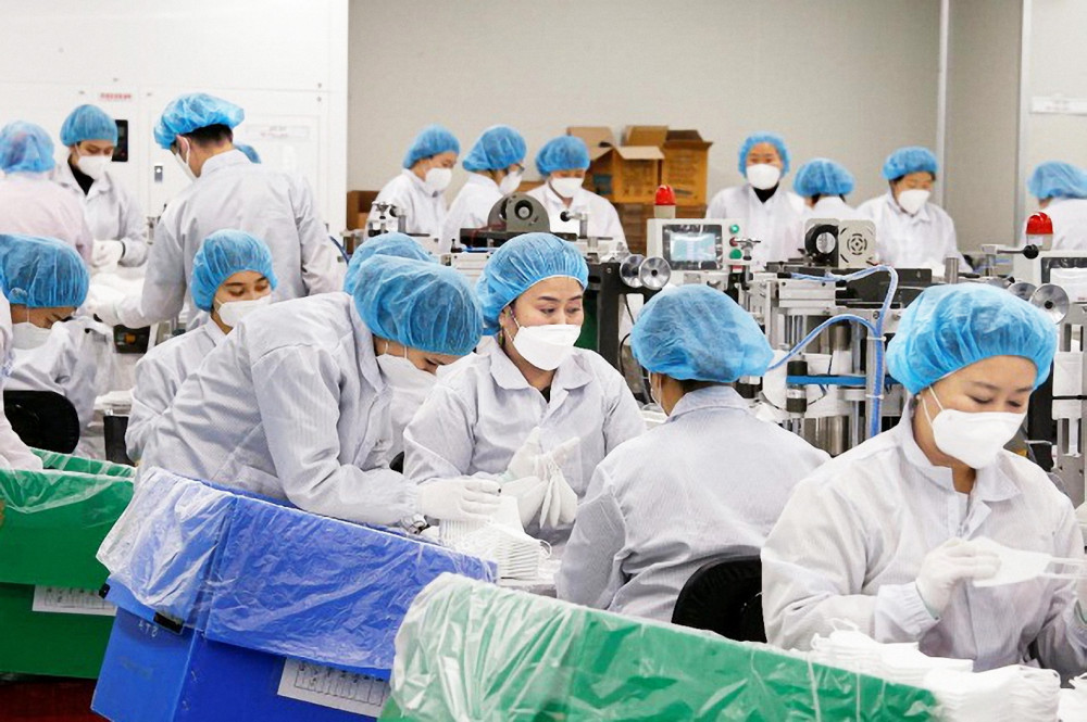 Các công nhân làm việc tại nhà máy sản xuất khẩu trang ở Incheon hôm 6/3 - Ảnh: Reuters