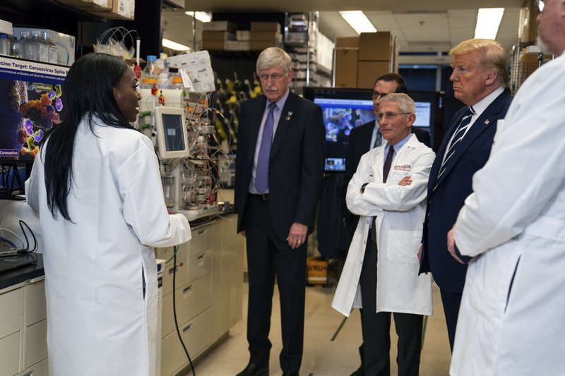 Tiến sĩ Kizzmekia Corbett (trái), nghiên cứu viên cao cấp và lãnh đạo khoa học nhóm miễn dịch di truyền nghiên cứu vắc-xin coronavirus tại Phòng thí nghiệm bệnh học siêu vi, báo cáo tiến trình nghiên cứu với Tổng thống Donald Trump tại Viện Y tế Quốc gia hôm 3/3 - Ảnh: AP