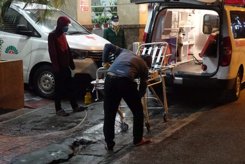 Bệnh viện Hồng Ngọc tiến hành vệ sinh xe cứu thương.