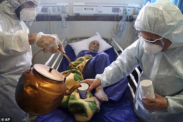 Các nhân viên y tế tại Thran chăm sóc một bệnh nhân nhiễm COVID-19.
