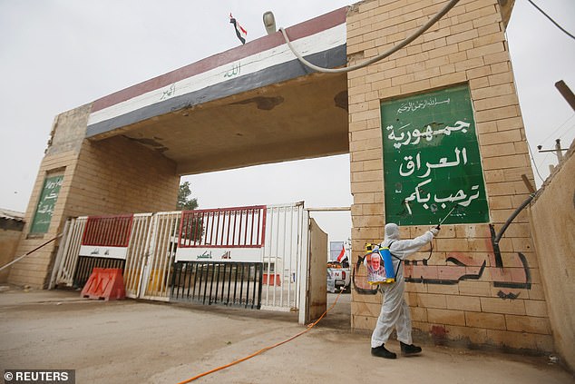 Cửa khẩu biên giới Iran-Iraq được binh sĩ khử trùng.