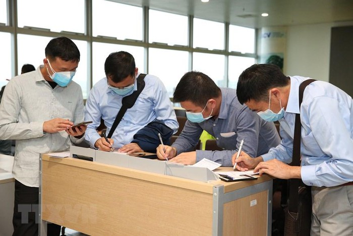 Hành khách khai báo y tế tại sân bay Nội Bài ngày 7/3 (Ảnh: TTX)