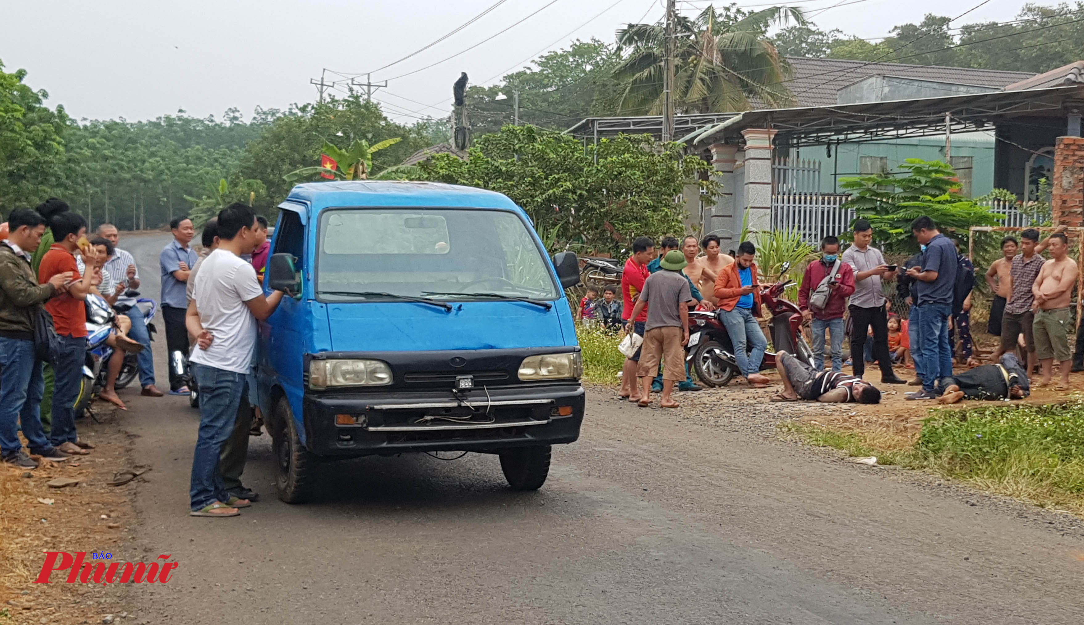 Chiếc xe tải tang vật cùng hiện trường vụ bắt giữ