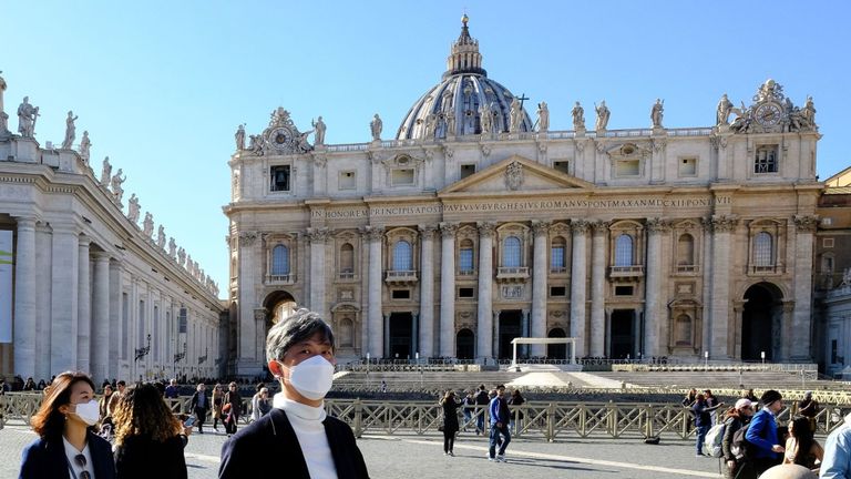 Khách du lịch đeo khẩu trang trên Quảng trường St Peter tại Vatican