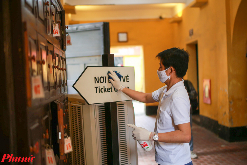 Các nhân viên tiến hành vệ sinh toàn bộ bề mặt có khả năng dính virus.