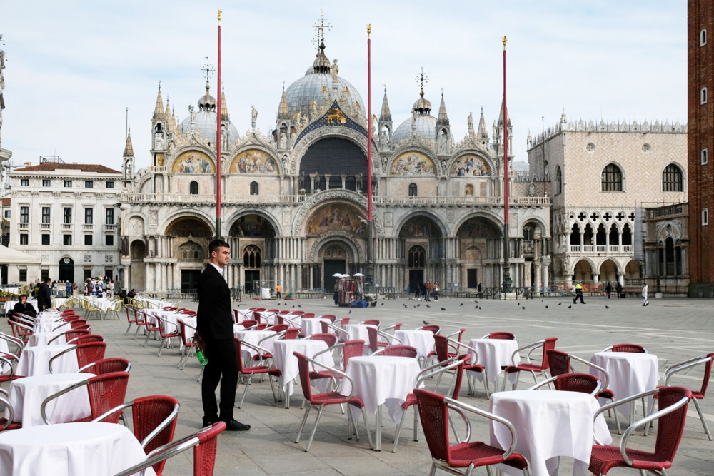 hững chiếc bàn vắng người bên ngoài một nhà hàng tại quảng trường St Mark ở Venice, Ý ngày 9/3 - Ảnh: REUTERS