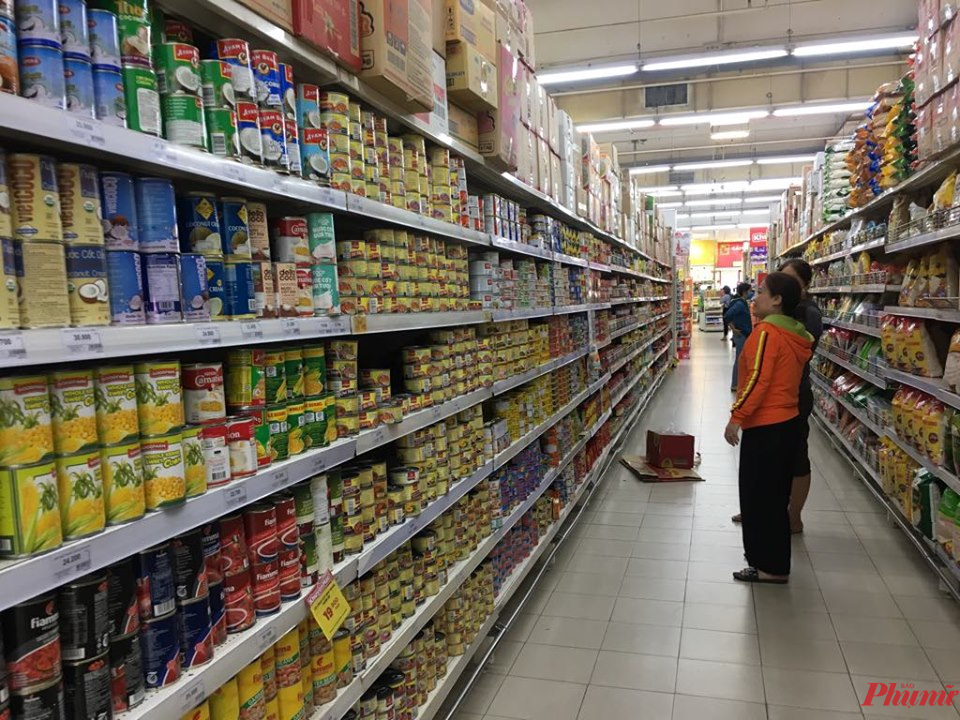 Hàng hóa tại các siêu thị dồi dào, người dân không còn tình trạng mua gom, tích trữ