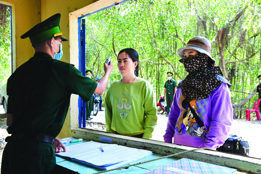 Lực lượng chức năng kiểm tra y tế tại cửa khẩu Mộc Bài, tỉ nh Tây Ninh Ả NH: LÊ QUÂN