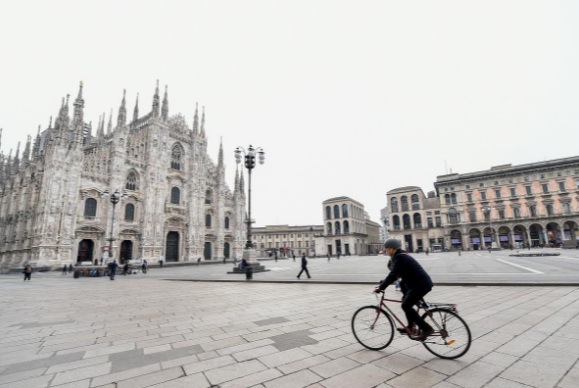 Quảng trường Duomo, Milan không còn vẻ hào nhoáng thường ngày.