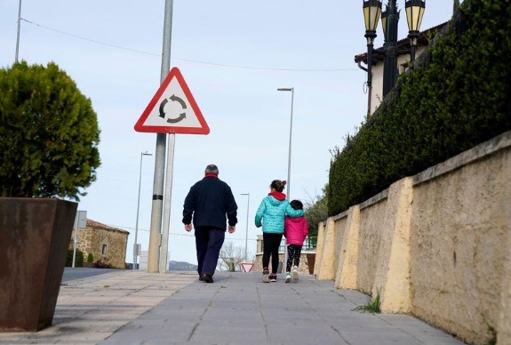 Một người đàn ông Tây Ban Nha dắt hai con về nhà sau buổi học ngày 10/3.