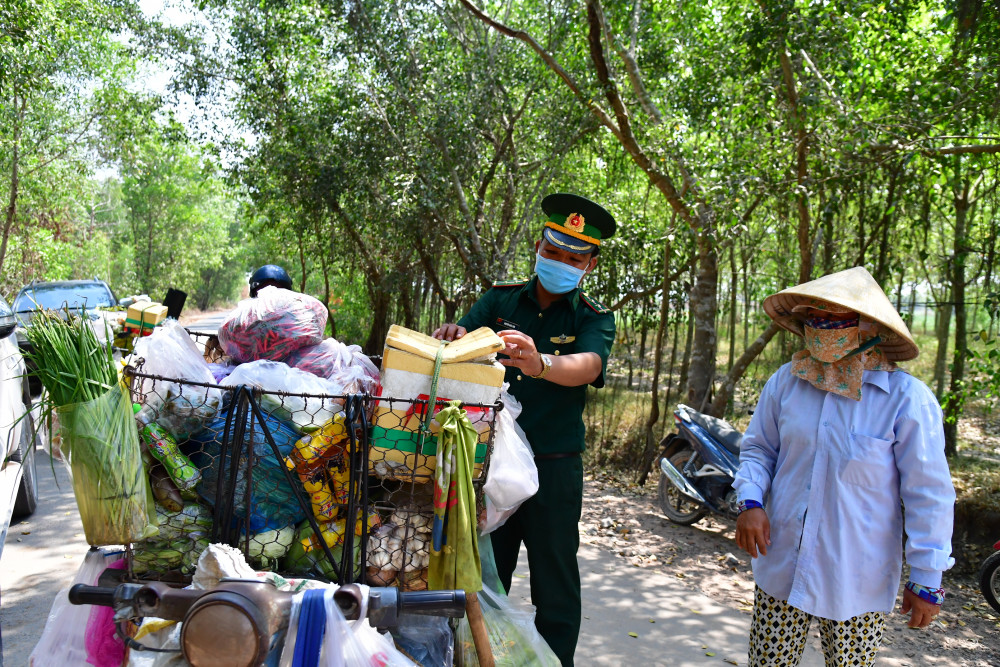 Lực lượng Biên phòng tỉnh Tây Ninh đang kiểm soát chặt những người xuất - nhập cảnh qua biên giới.