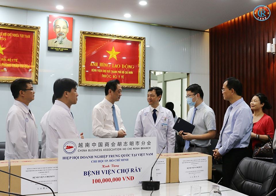 Tổng lãnh sự Trung Quốc tại TP.HCM đã đến cám ơn Bệnh viện Chợ Rẫy đã nỗ lực chăm sóc cho 2 công dân của họ bị nhiễm COVID-19