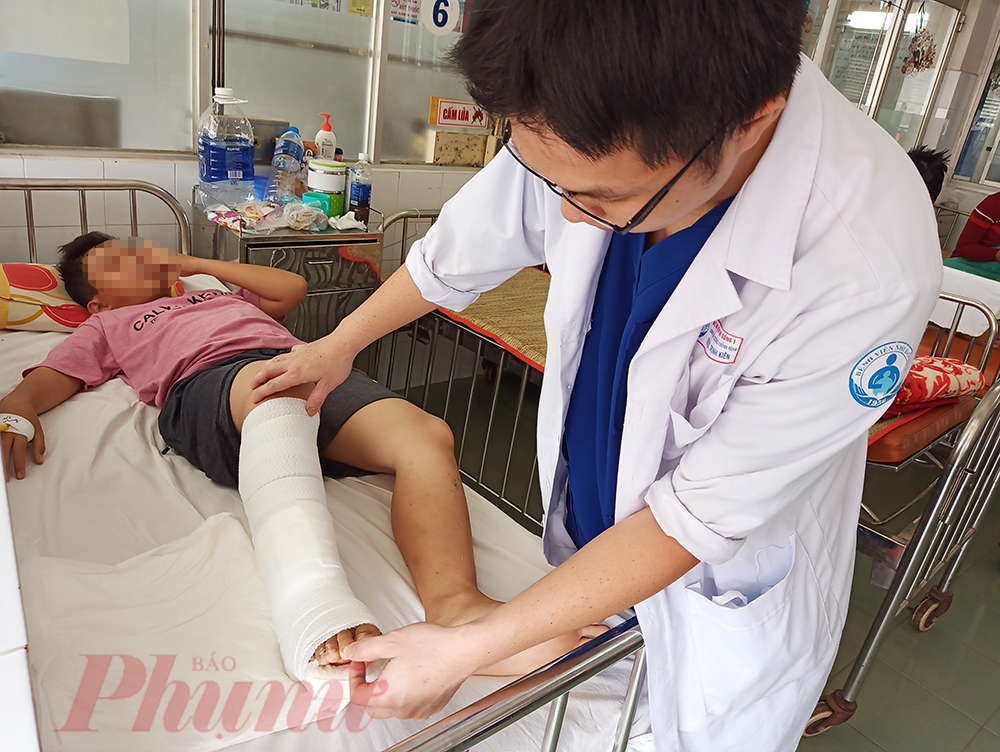Bác sĩ Trịnh Kiên khám cho bé bị tai nạn đang điều trị tại Khoa Chấn thương chỉnh hình Bệnh viện Nhi Đồng 1 TP.HCM 