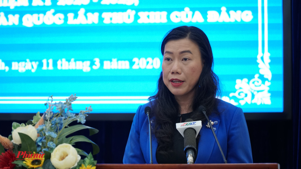 Bà Triệu Lệ Khánh - Phó chủ tịch Ủy ban MTTQ Việt Nam TPHCM phát biểu tại hội nghị