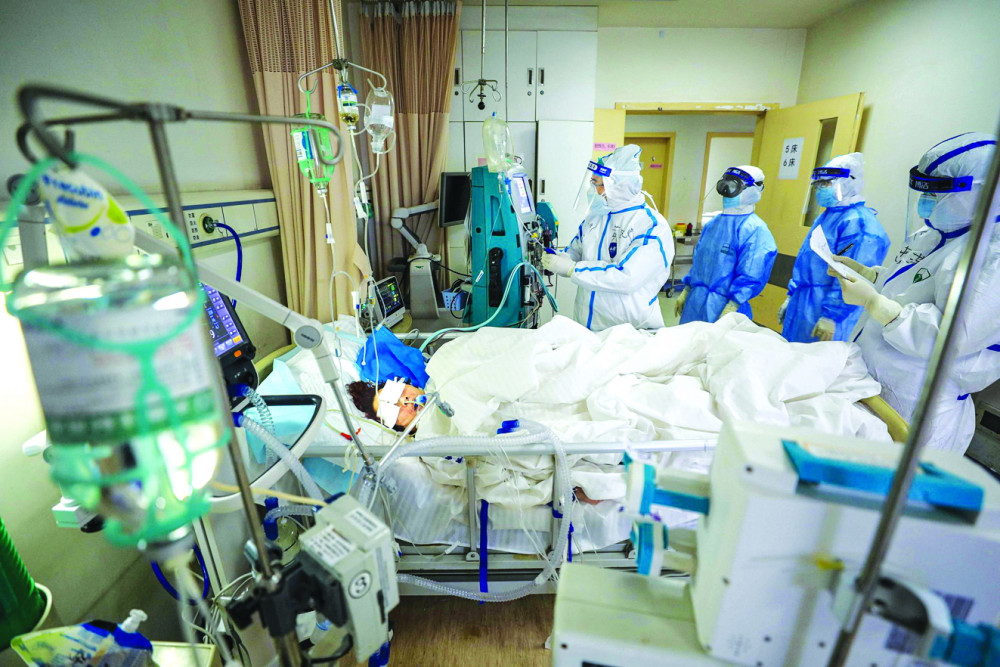 Khám bệnh ở một bệnh viện của thành phố Vũ Hán - Ảnh: AFP