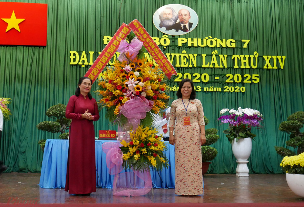 Bà Nguyễn Thị Lệ - Phó Bí thư Thành ủy - Chủ tịch HĐND TPHCM chúc mừng Đại hội đảng bộ phường 7, quận 11. 