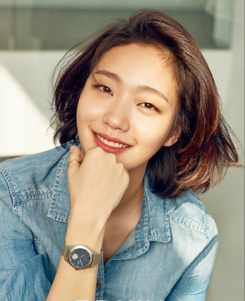 Kim Go Eun sinh ngày 2/7/1991 tại Seoul, Hàn Quốc và là con út trong gia đình. Cô cao 1m67 và thuộc cung Cự Giải. Go Eun từng học tại trường Đại học nghệ thuật quốc gia Seoul.