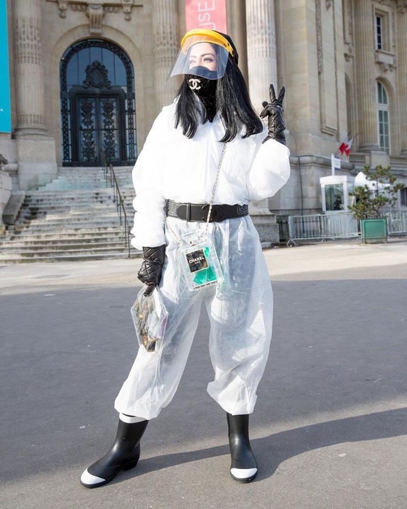 Trước đó, Nicole Raidman, fashionista người Ukraine cũng diện đồ bảo hộ, mũ chống vi khuẩn để dự show thời trang. Cô kết hợp chúng với những phụ kiện đắt đỏ của Chanel.