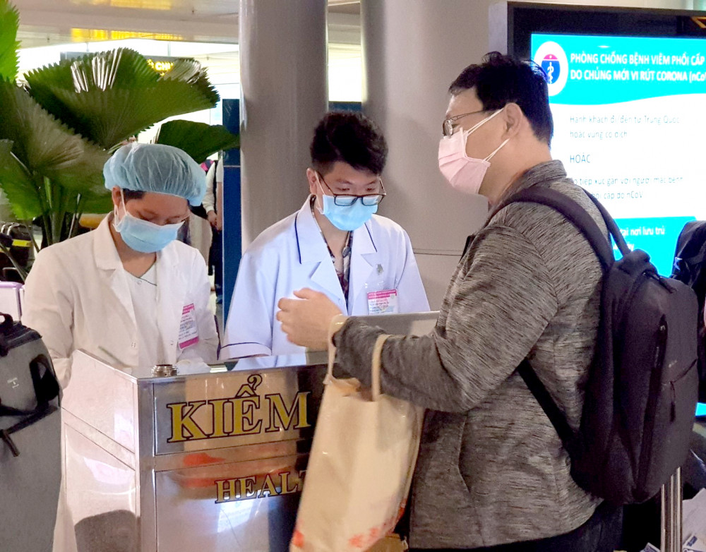 Khai báo y tế bắt buộc tại cửa khẩu hàng không Tân Sơn Nhất TPHCM - Ảnh: Quốc Ngọc