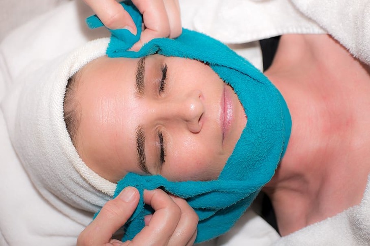 Bạn cũng có thể giúp làn da của bạn xuất hiện bằng cách cho nó một buổi tập luyện thực sự: mát xa ... và bạn thậm chí không cần phải đi spa. Nếu bạn muốn tăng độ săn chắc cho da, hãy thoa các chuyển động sâu, kích thích lên khuôn mặt của bạn. Sử dụng một cú chạm nhẹ cho làn da nhạy cảm. Cuối cùng, một massage tốt có thể giúp loại bỏ độc tố và chất thải dư thừa. Chỉ cần nhớ tránh vùng da quanh mắt, vì nó quá nhẹ nhàng vì áp lực.