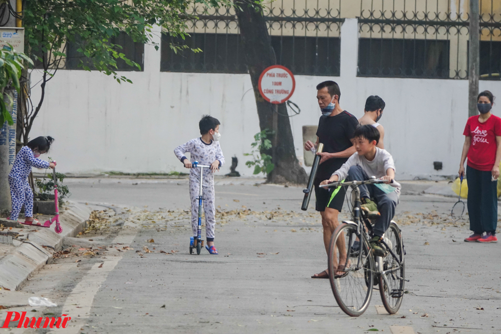 Cuộc sống vẫn diễn ra rất bình yên, mỗi ngày cán bộ y tế sẽ đến gõ cửa để kiểm tra thân nhiệt 2 lần 