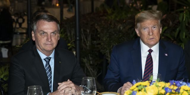 Tổng thống Donald Trump ăn tối với Tổng thống Brazil Jair Bolsonaro (trái), tại Mar-a-Lago hôm 7/3 - Ảnh: AP